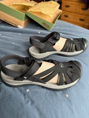 KEEN Women's Rose Sandal Black / Grey - W size 9.5